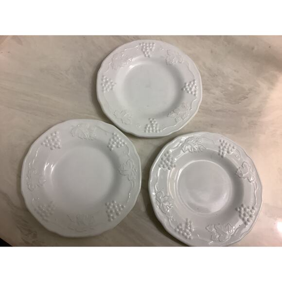 Set Of 3 Vintage Milk Glass Dessert Plates Grape Vine Pattern 6.25" Diameter - Picture 2 of 3